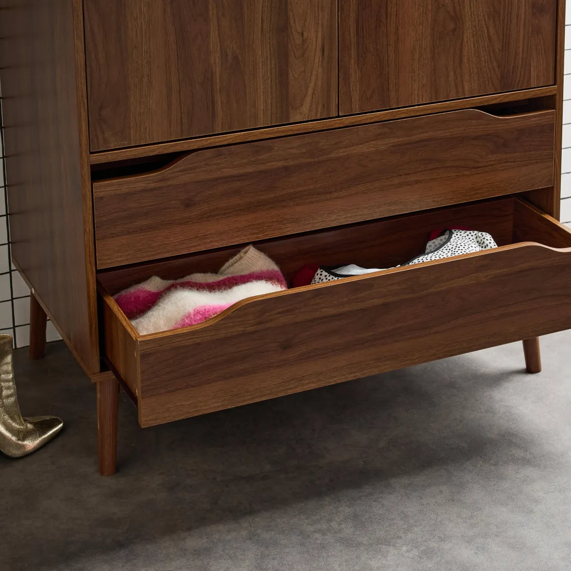 Armadio vintage in decorazione legno, 2 ante