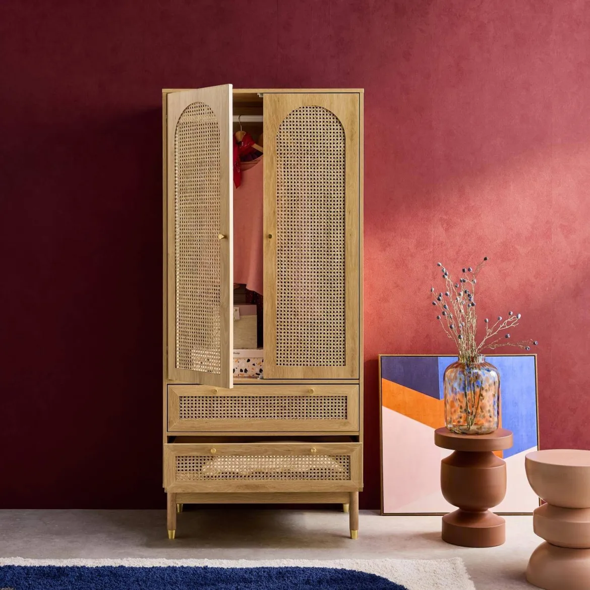 Armadio a due ante e due cassetti in legno