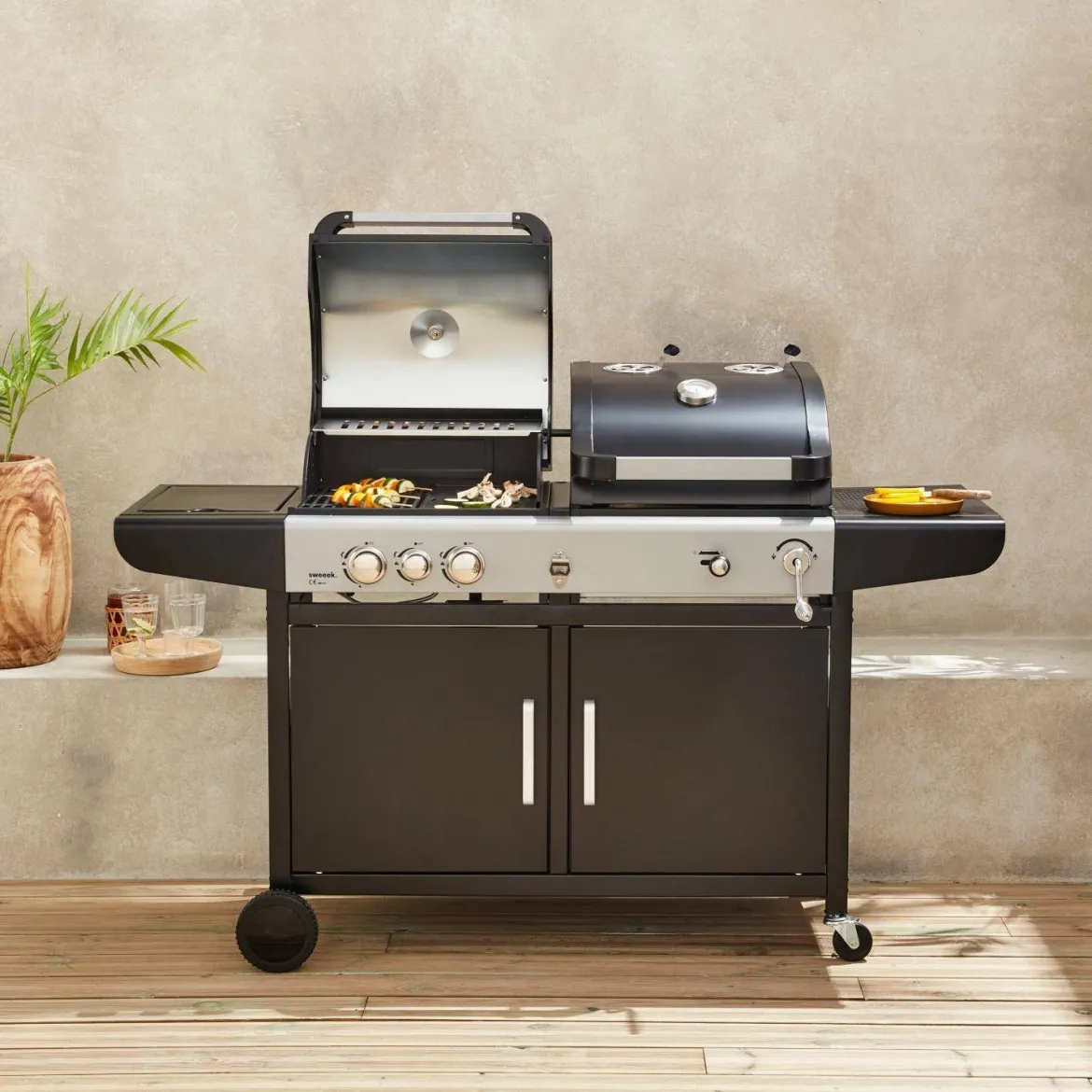 Barbecue combinato a gas e carbonella con fuoco laterale