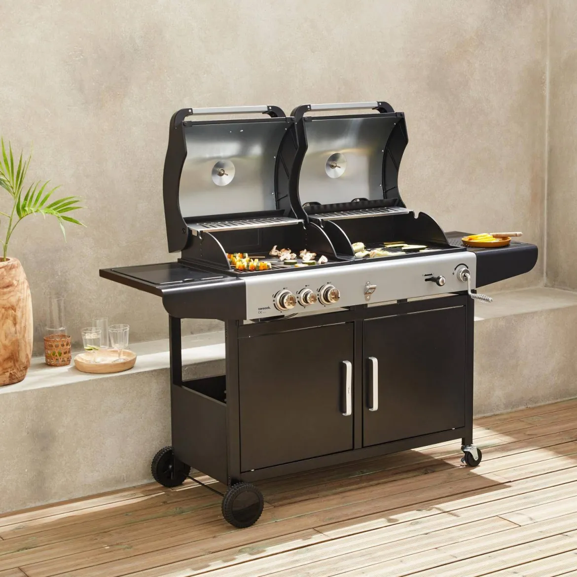 Barbecue combinato a gas e carbonella con fuoco laterale
