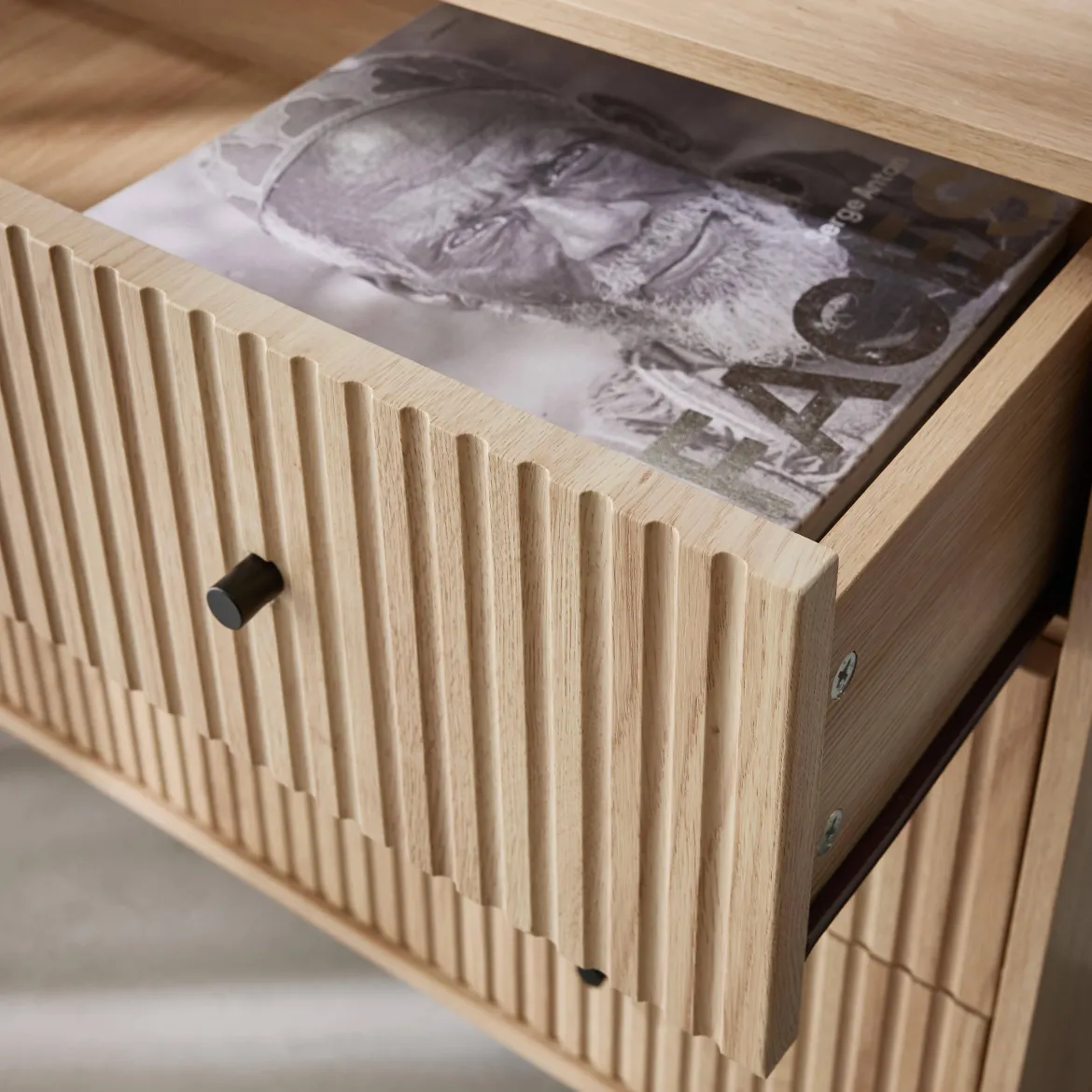 Cassettiera, decoro in legno scanalato, 3 cassetti