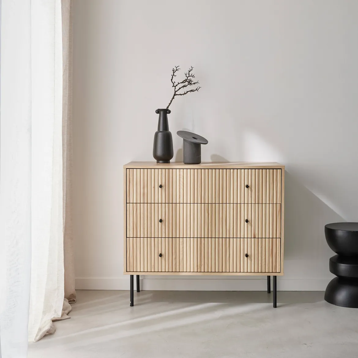 Cassettiera, decoro in legno scanalato, 3 cassetti