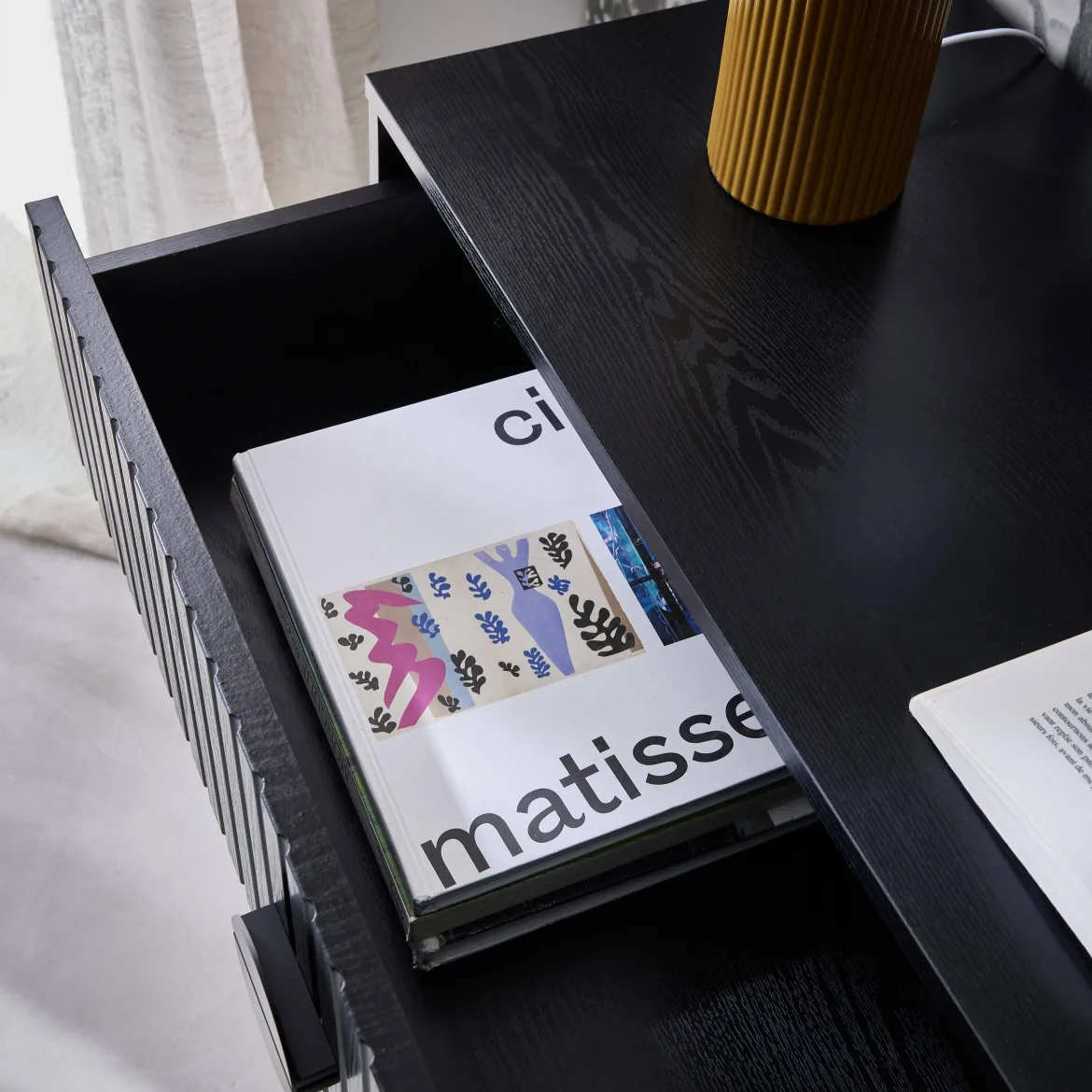 Cassettiera effetto legno con scanalature nere a 3 cassetti