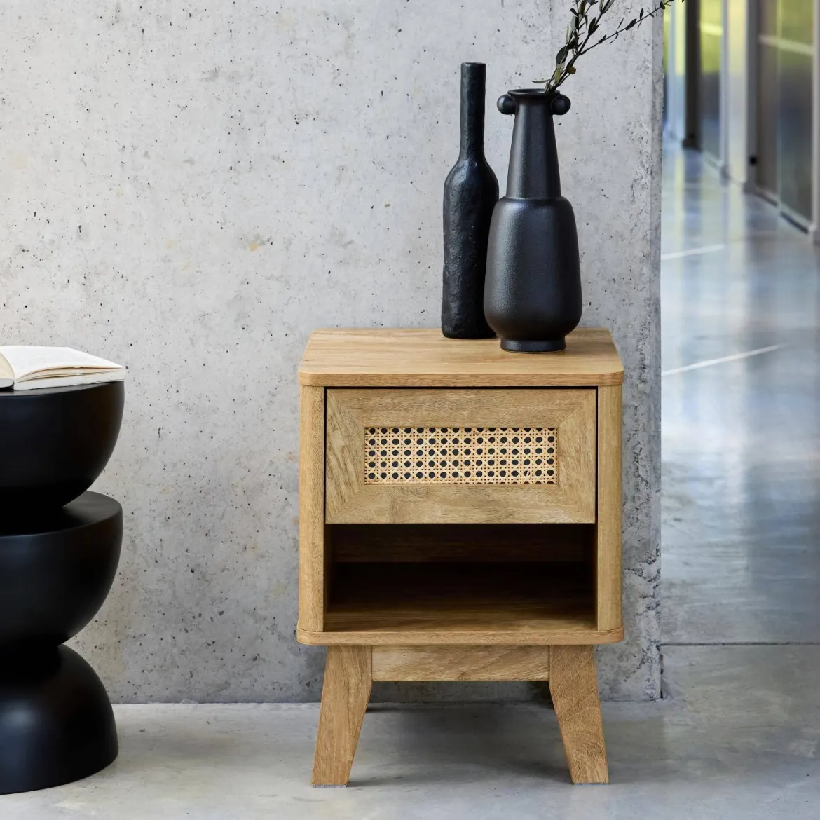 Comodino con cassetto e nicchia, effetto legno e cannage