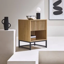 Comodino contemporaneo effetto legno scanalato con 1 cassetto