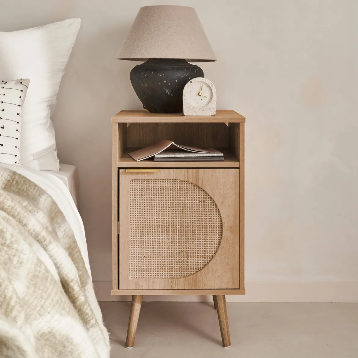 Comodino, decorazioni in legno e canne arrotondate