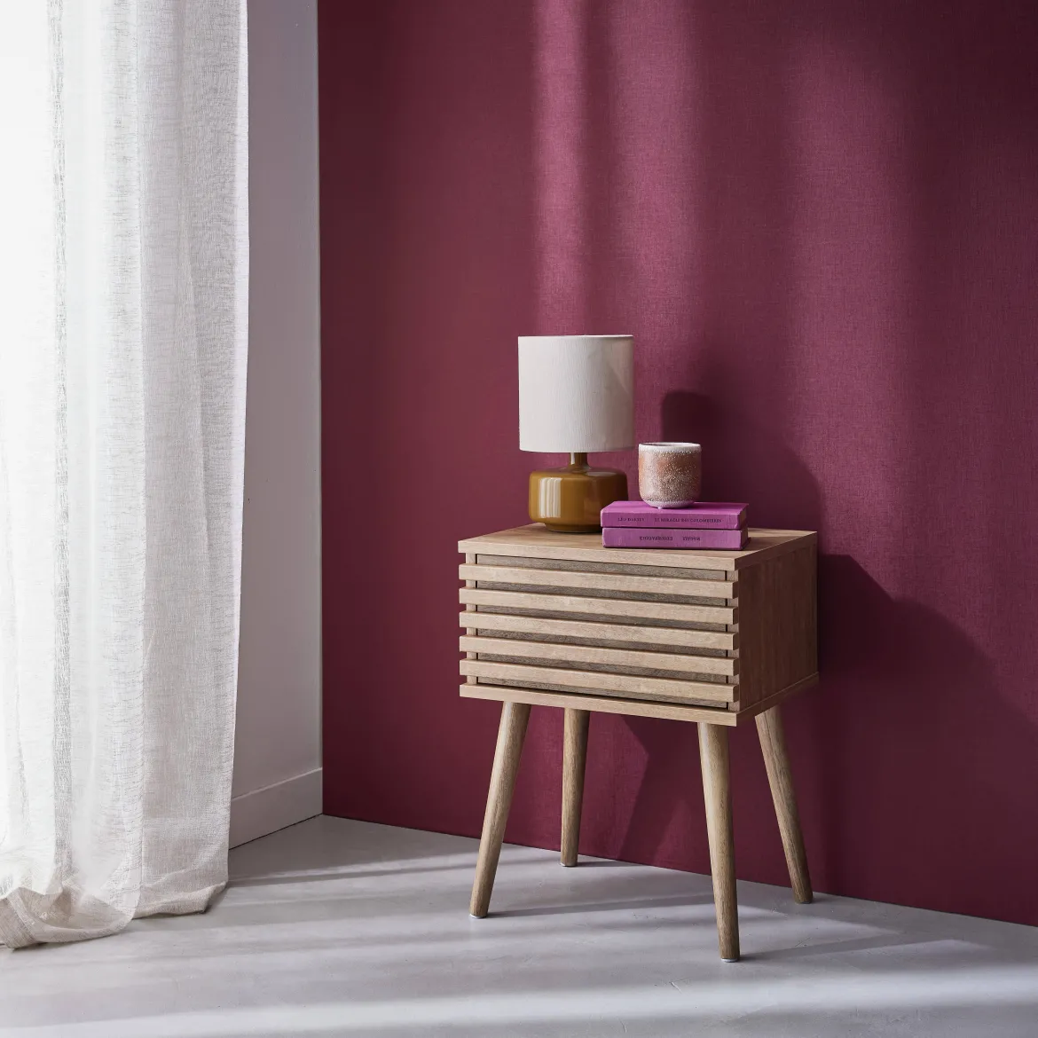 Comodino scandinavo con decori in legno scanalato