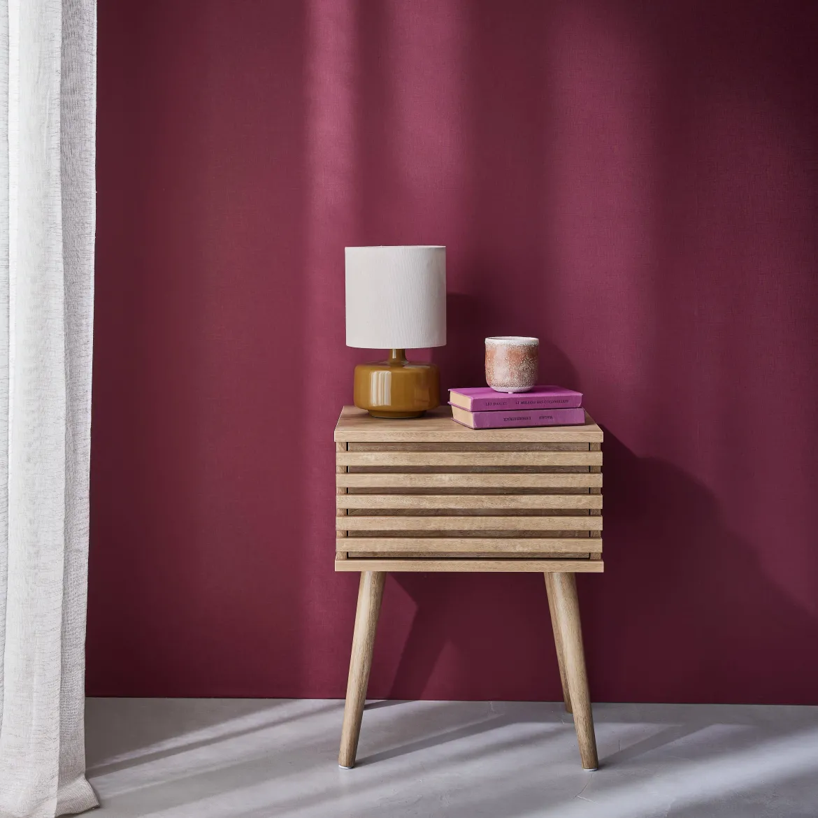 Comodino scandinavo con decori in legno scanalato