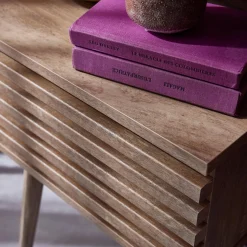 Comodino scandinavo con decori in legno scanalato