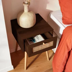 Comodino effetto legno e intrecciatura cannage, 1 cassetto