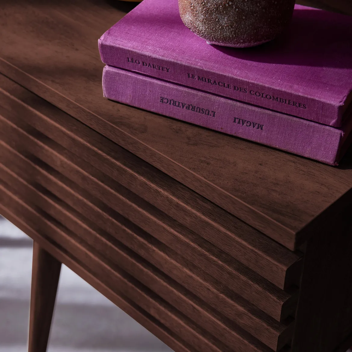 Comodino scandinavo con decori in legno scanalato