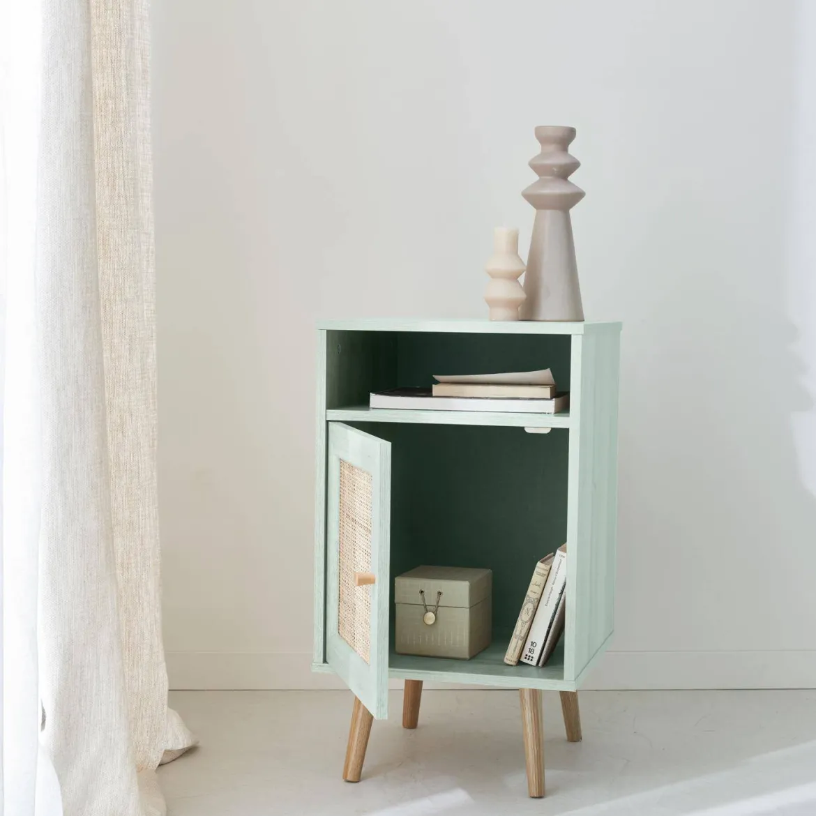 Comodino scandinavo in vimini
