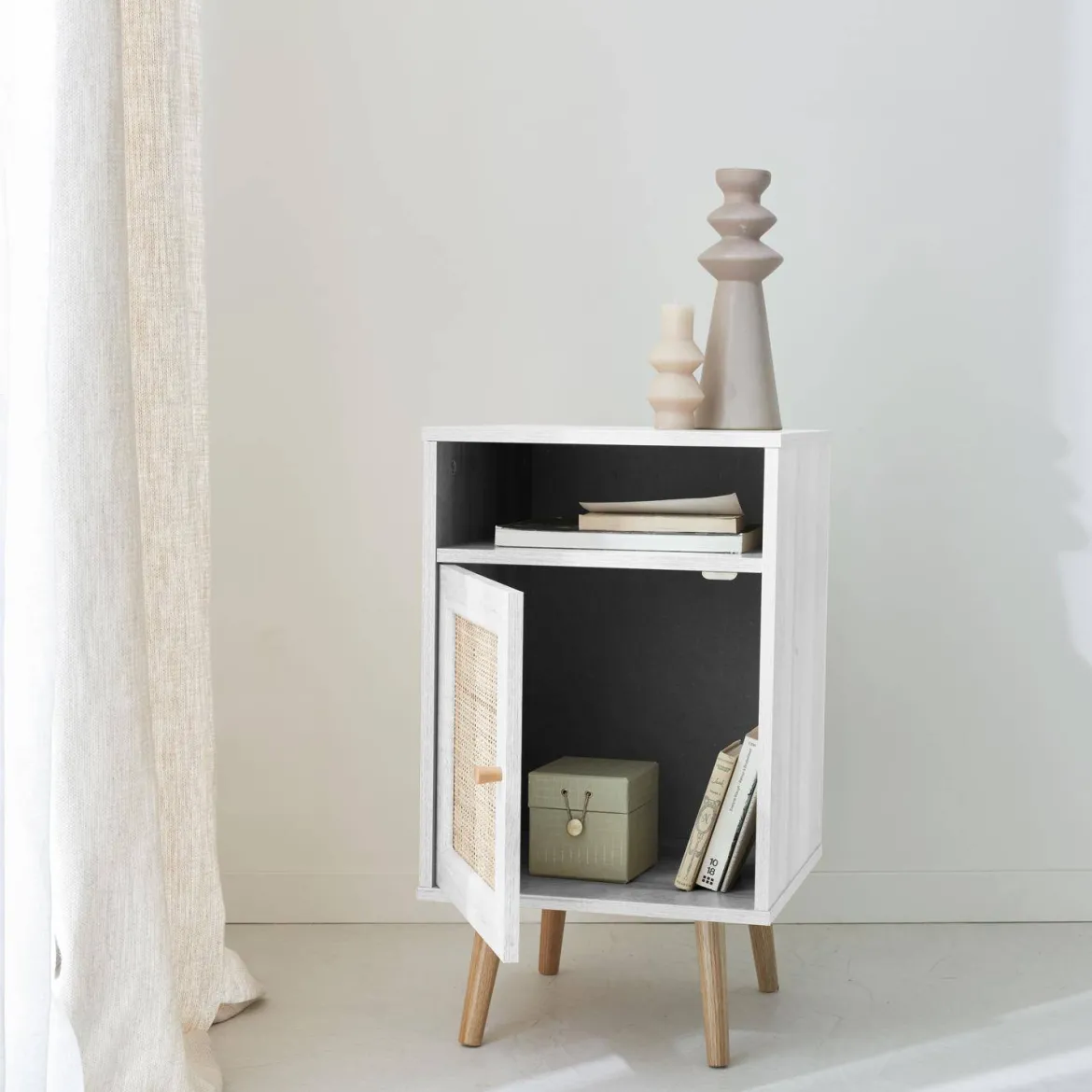 Comodino scandinavo in vimini