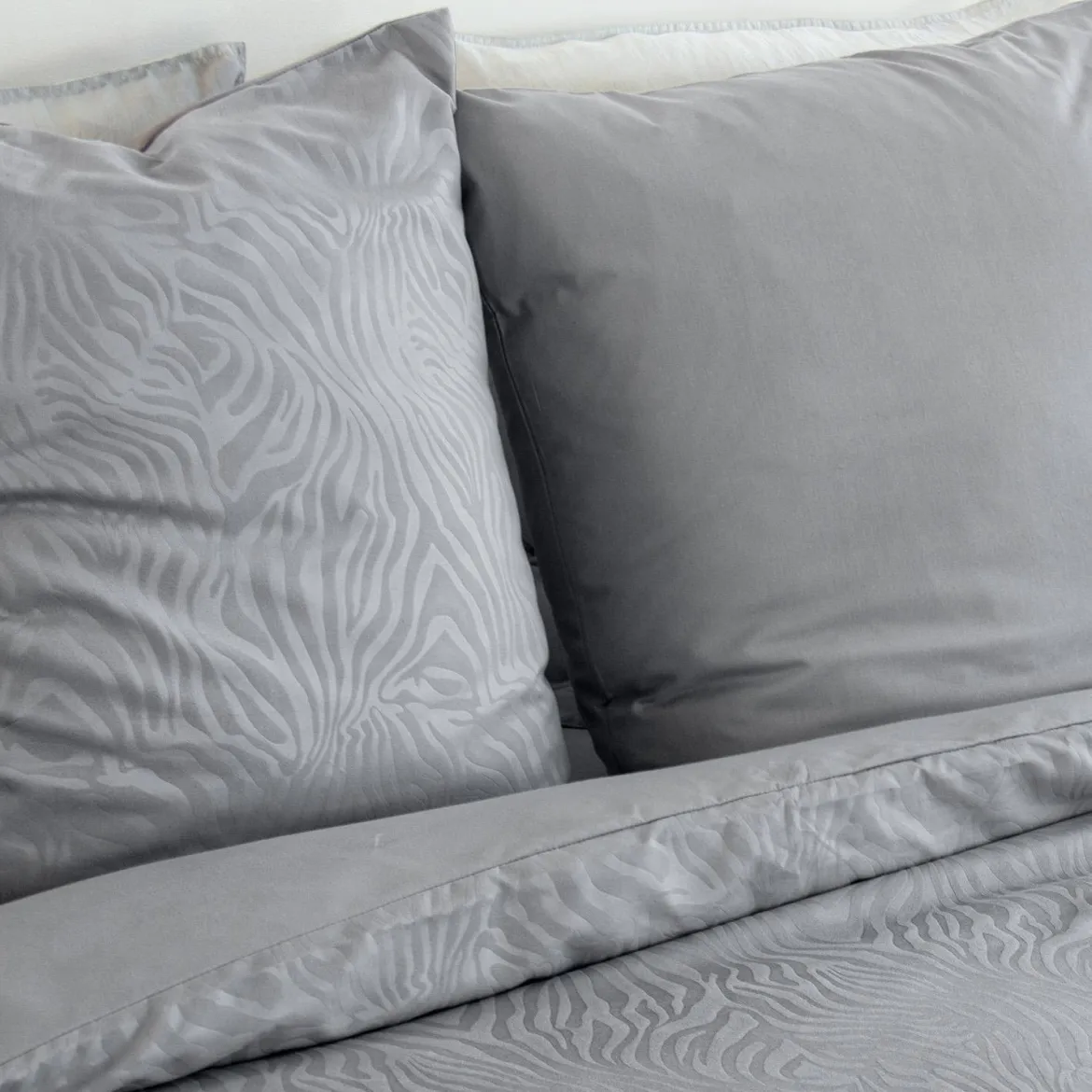 Completo letto in poliestere reversibile stampato zebrato 2 posti grigio