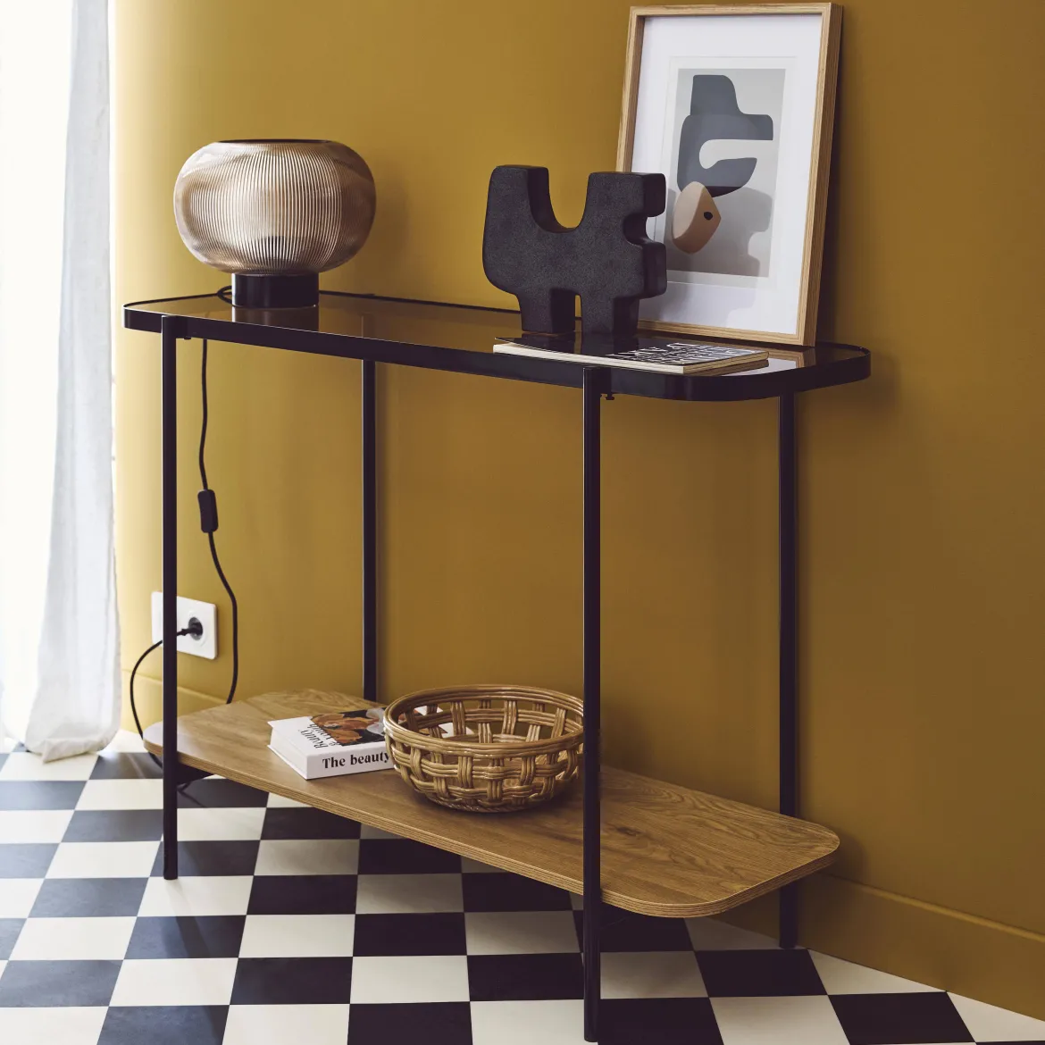 Consolle vintage in metallo nero con piano in vetro e decori in legno, 110 cm