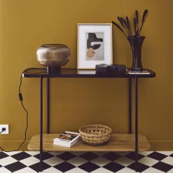 Consolle vintage in metallo nero con piano in vetro e decori in legno, 110 cm