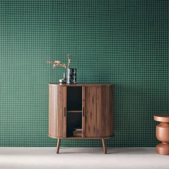 Credenza con ante scorrevoli e ripiano