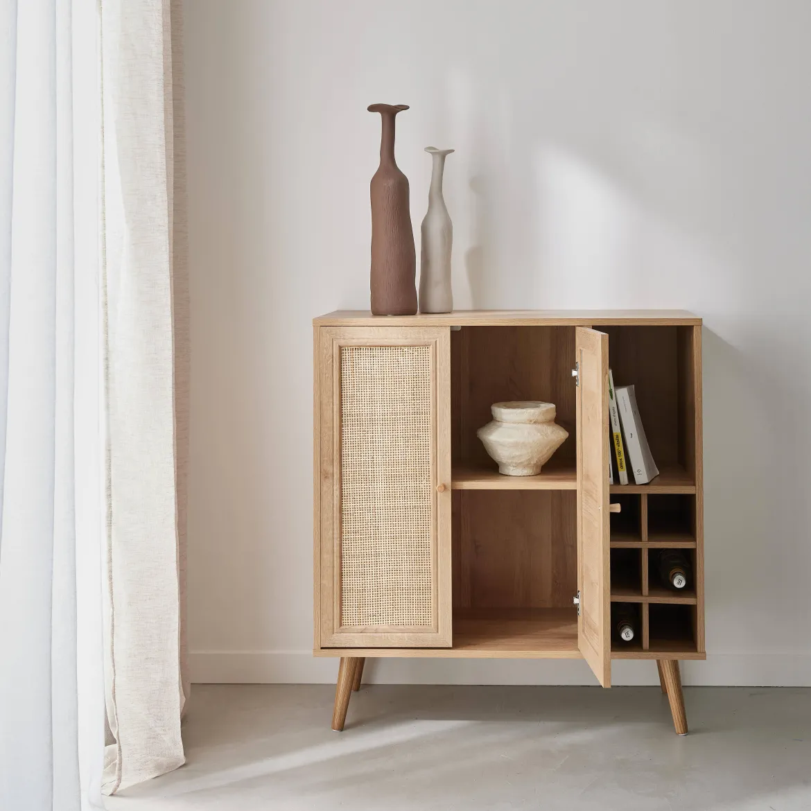 Credenza con portabottiglie, decorazione in vimini e legno, 83cm