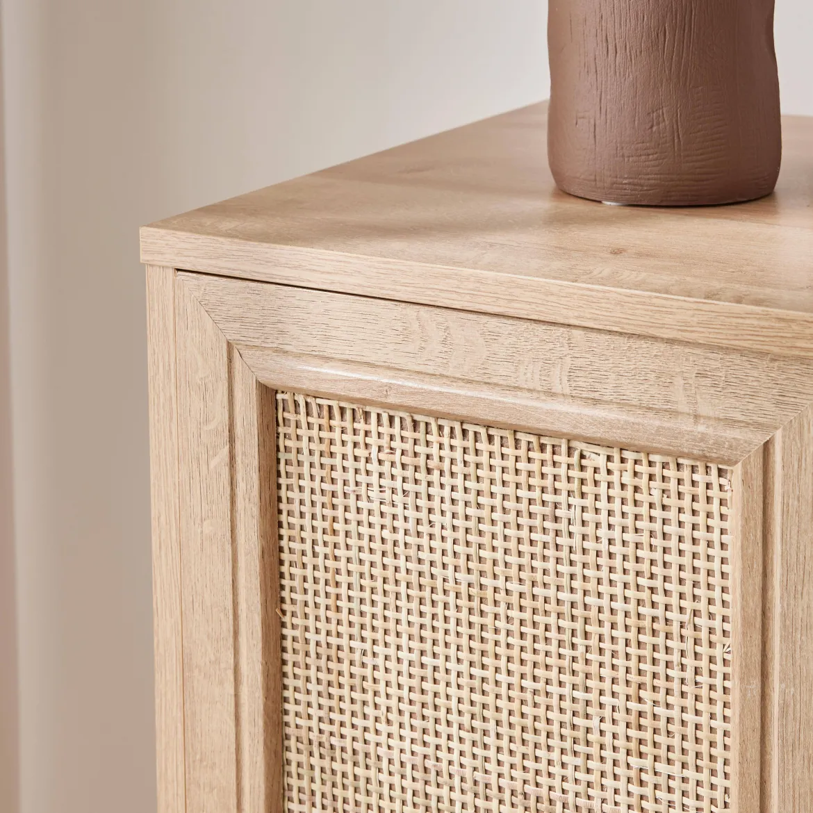 Credenza con portabottiglie, decorazione in vimini e legno, 83cm