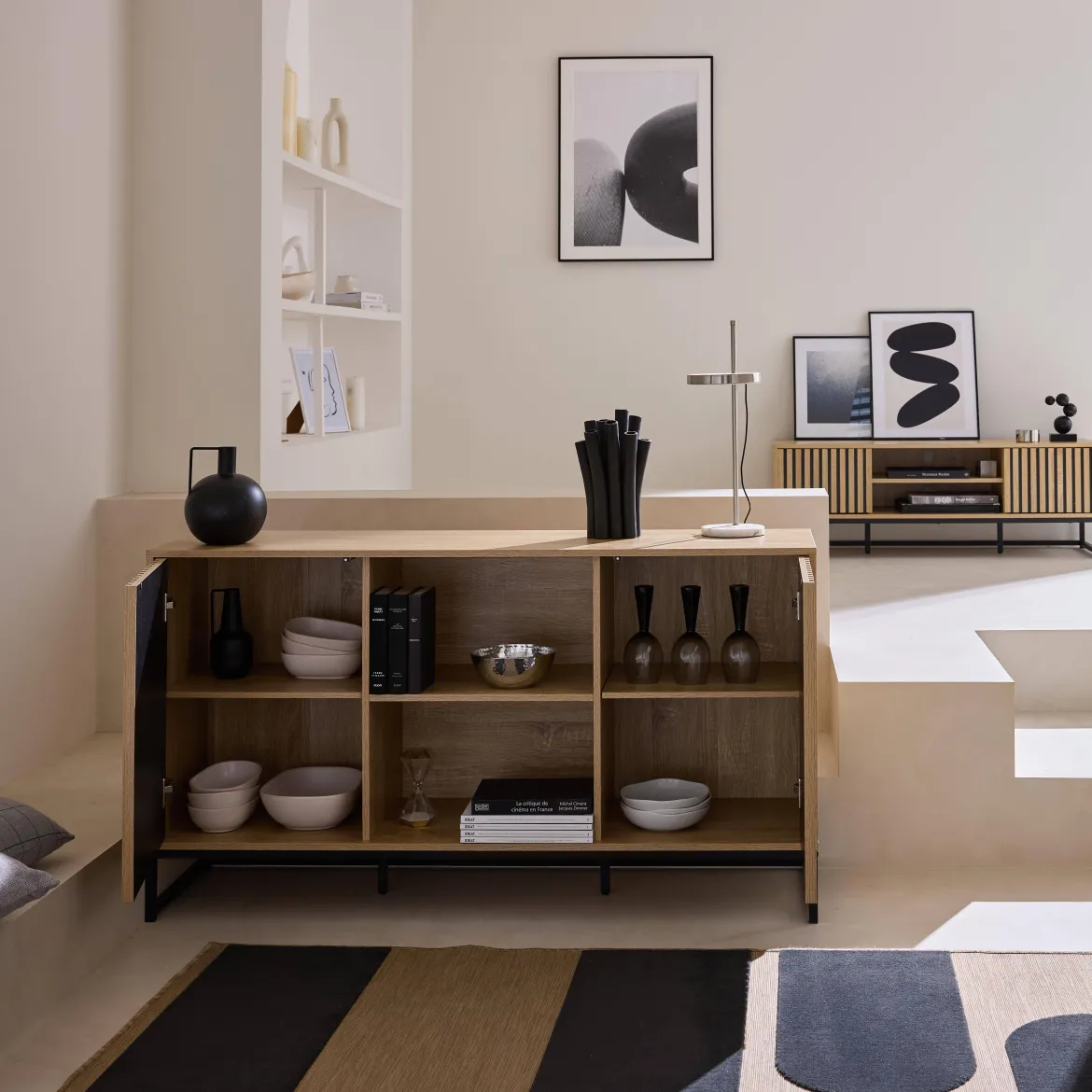 Credenza contemporanea a 2 ante scanalate effetto legno, 140cm