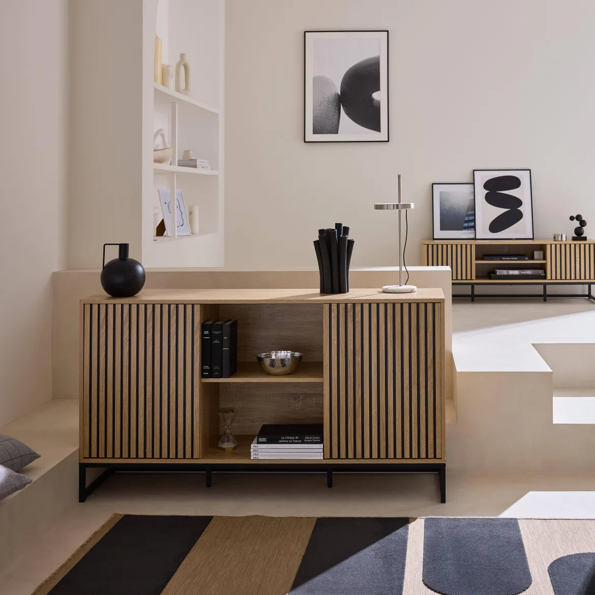 Credenza contemporanea a 2 ante scanalate effetto legno, 140cm