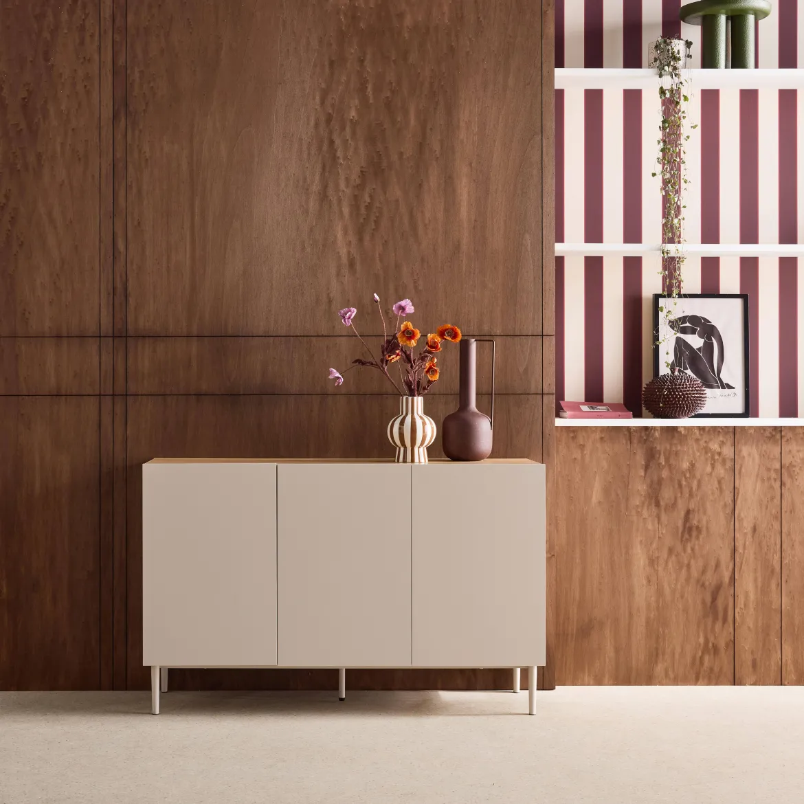 Credenza effetto legno con gambe in metallo 3 ante, 120cm