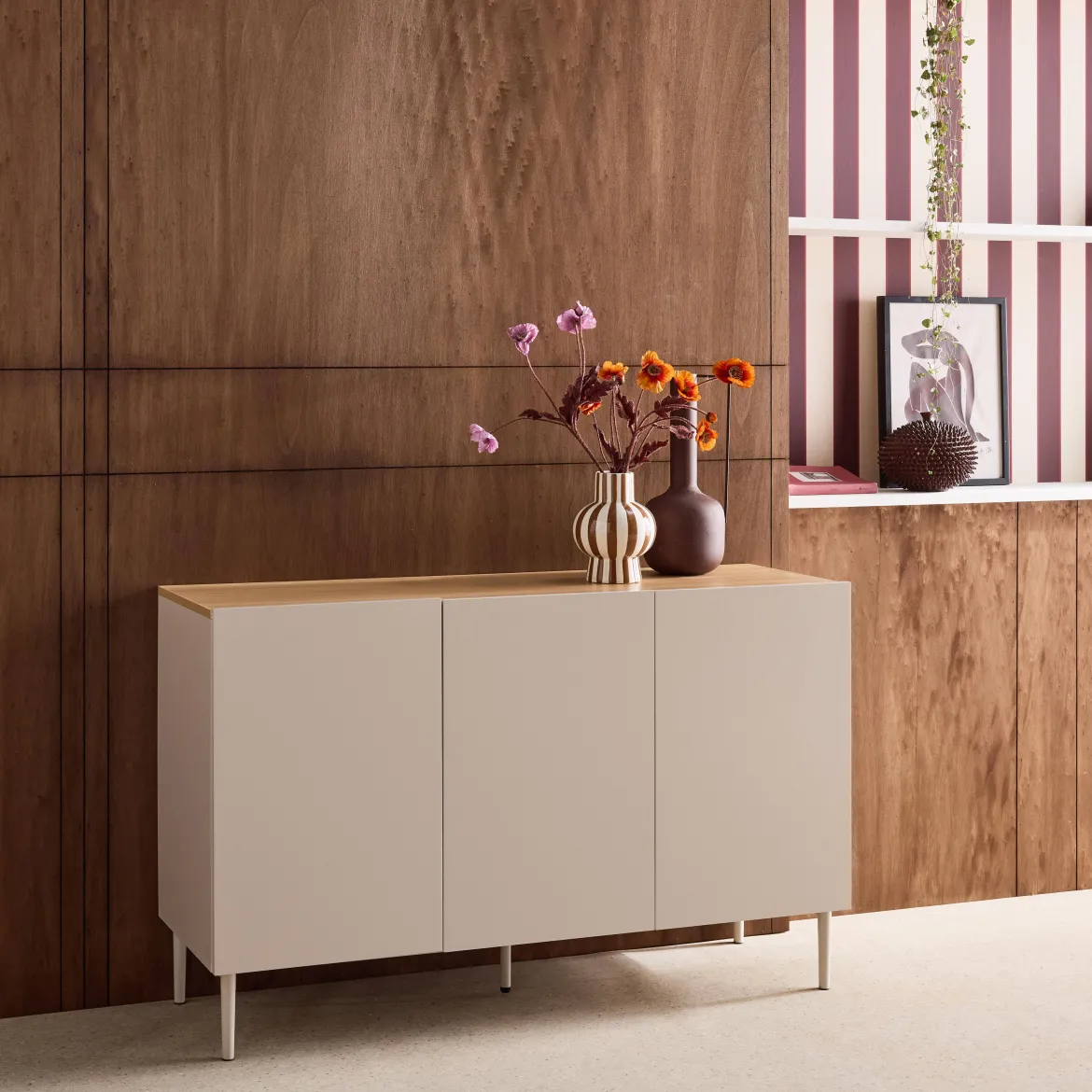 Credenza effetto legno con gambe in metallo 3 ante, 120cm