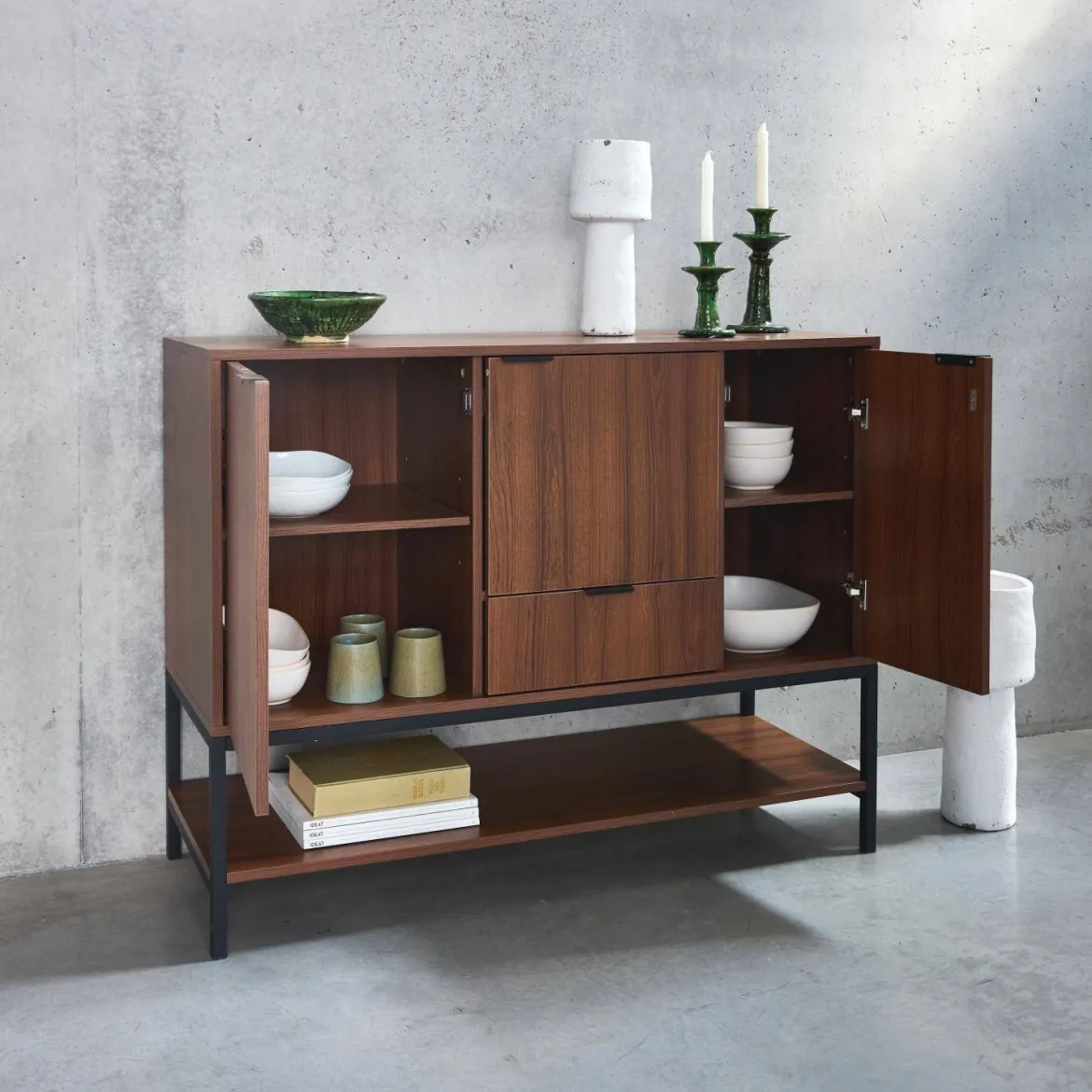 Credenza effetto legno tinto noce e metallo a 3 ante, 110cm