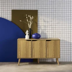 Credenza effetto noce con 3 ante e 3 ripiani, 120cm