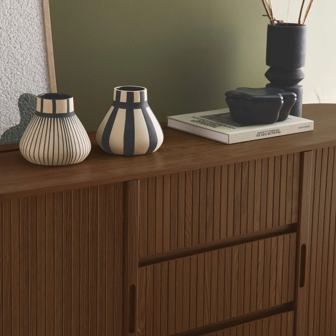 Credenza scandinava effetto legno scanalato 2 ante scorrevoli, 150cm