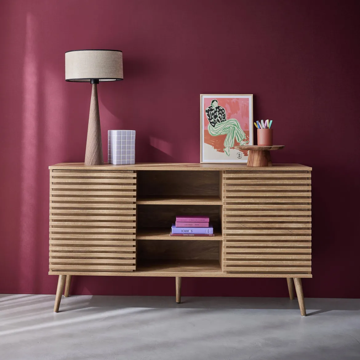 Credenza scandinava in legno con 2 ante scorrevoli scanalate, 140cm
