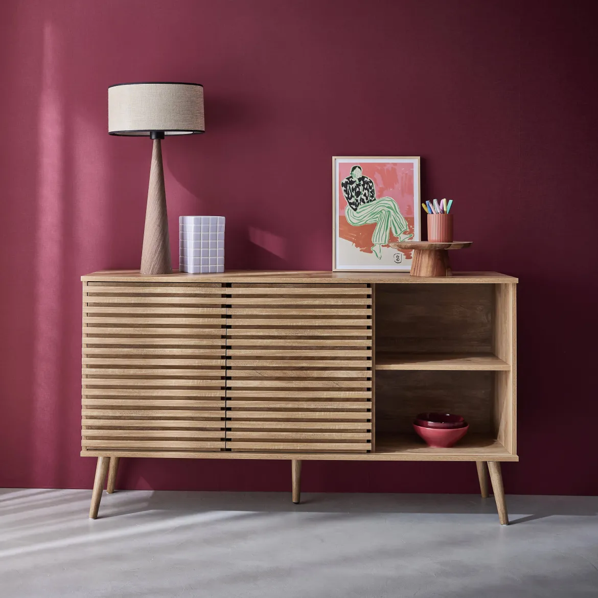 Credenza scandinava in legno con 2 ante scorrevoli scanalate, 140cm