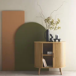 Credenza con ante scorrevoli e ripiano