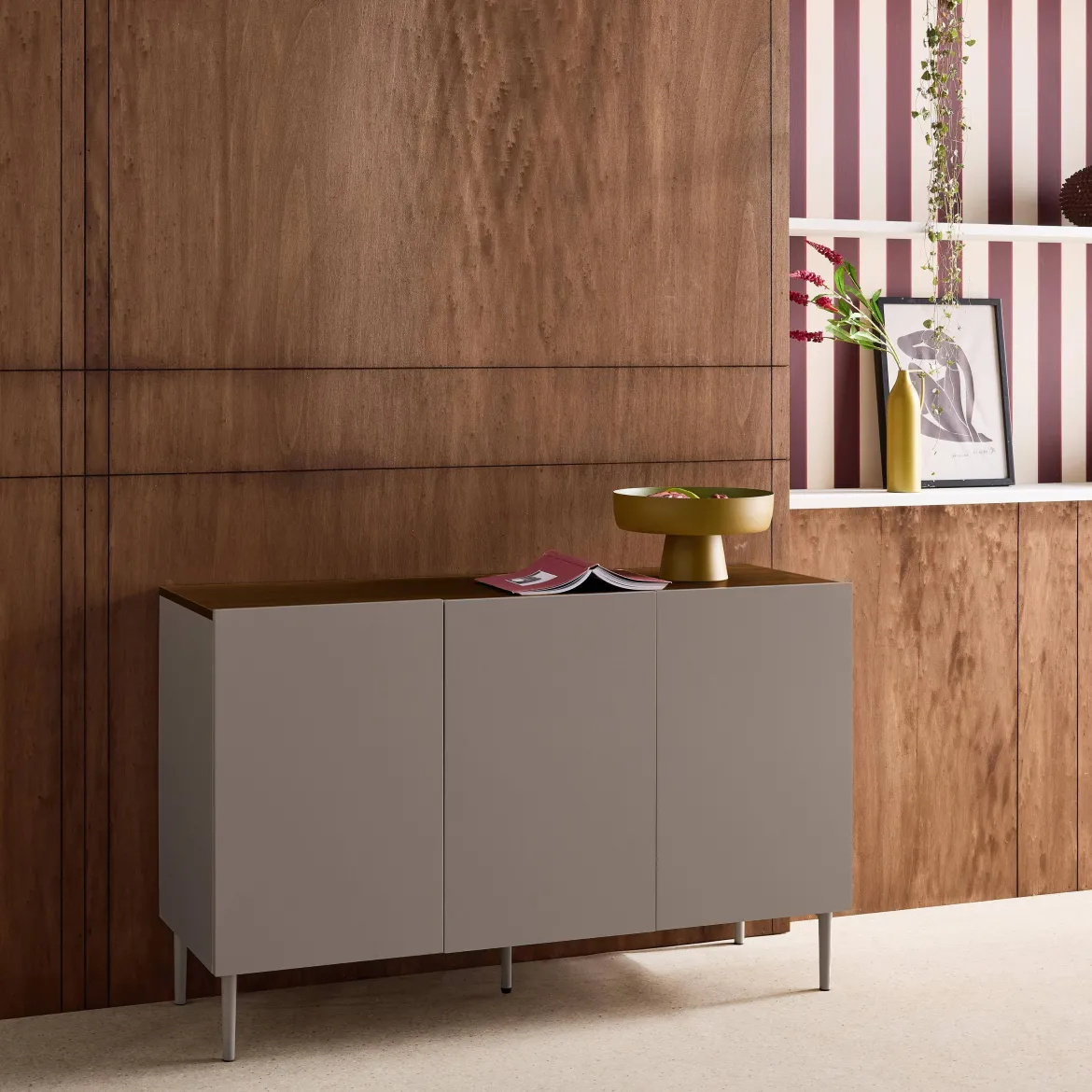Credenza effetto legno con gambe in metallo 3 ante, 120cm