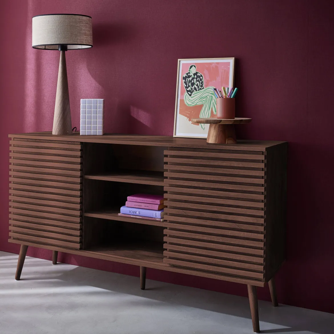 Credenza scandinava in legno con 2 ante scorrevoli scanalate, 140cm