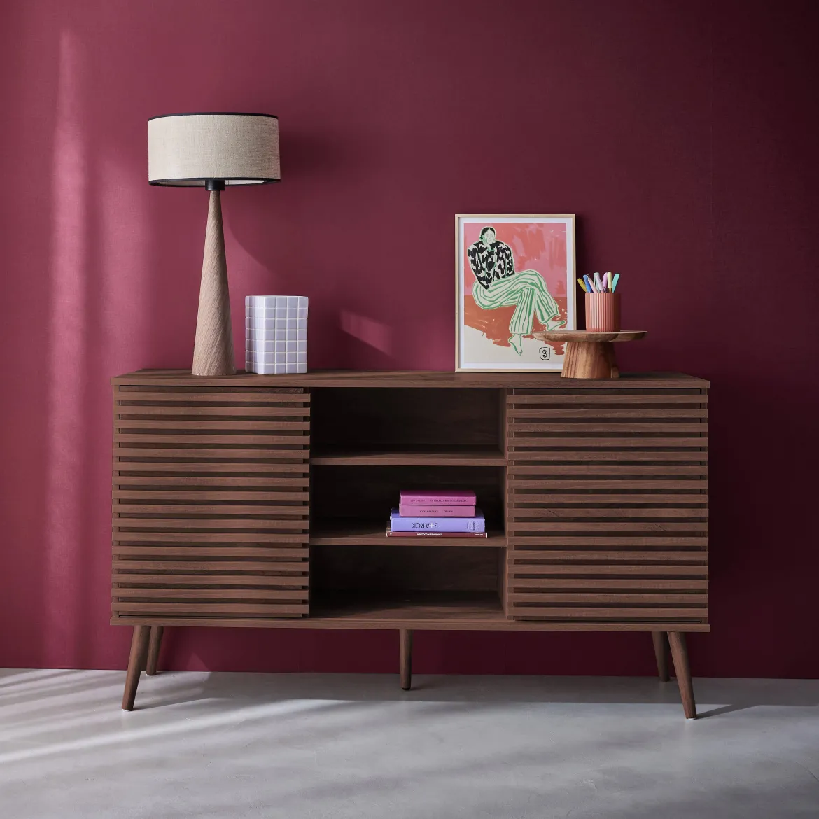 Credenza scandinava in legno con 2 ante scorrevoli scanalate, 140cm