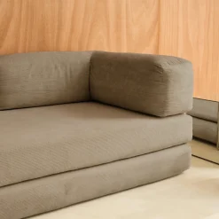 Divano letto futon in velluto a coste e struttura cromata