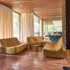 Divano angolare modulare con poggiapiedi in bouclé testurizzato, 7 posti