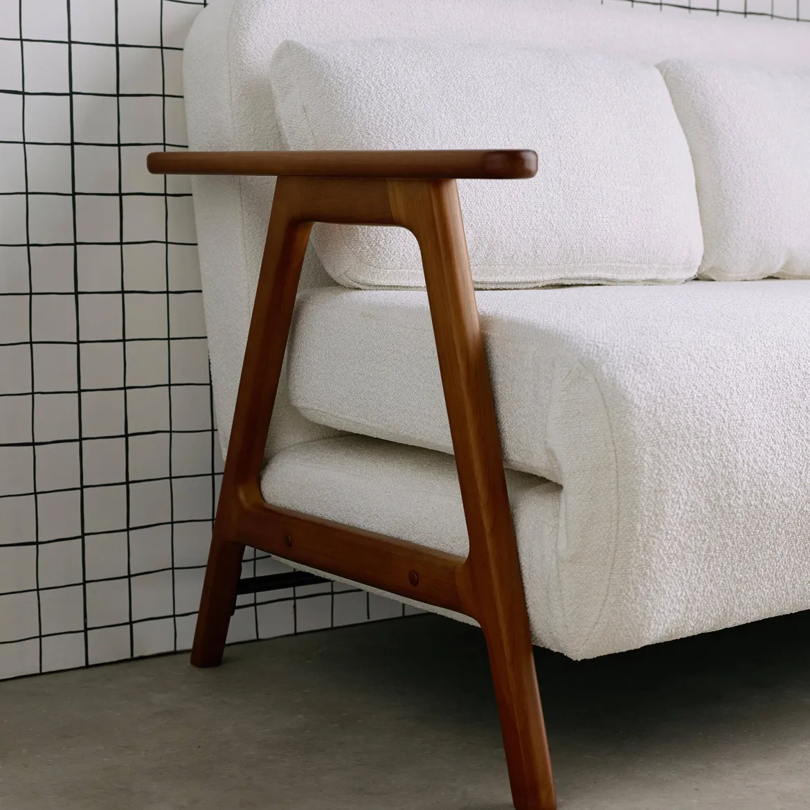 Divano letto convertibile 2 posti in legno di hevea tinto noce chiaro e tessuto bouclé