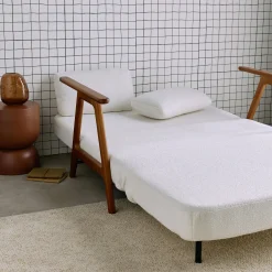 Divano letto convertibile 2 posti in legno di hevea tinto noce chiaro e tessuto bouclé