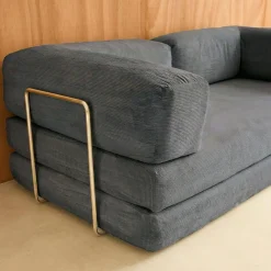 Divano letto futon in velluto a coste e struttura cromata