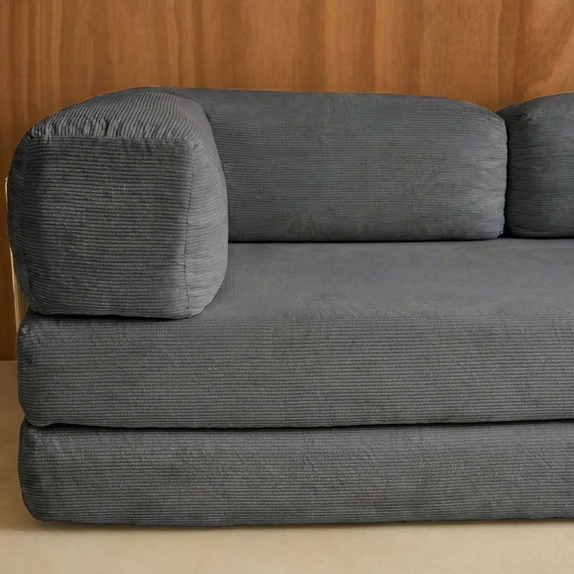 Divano letto futon in velluto a coste e struttura cromata