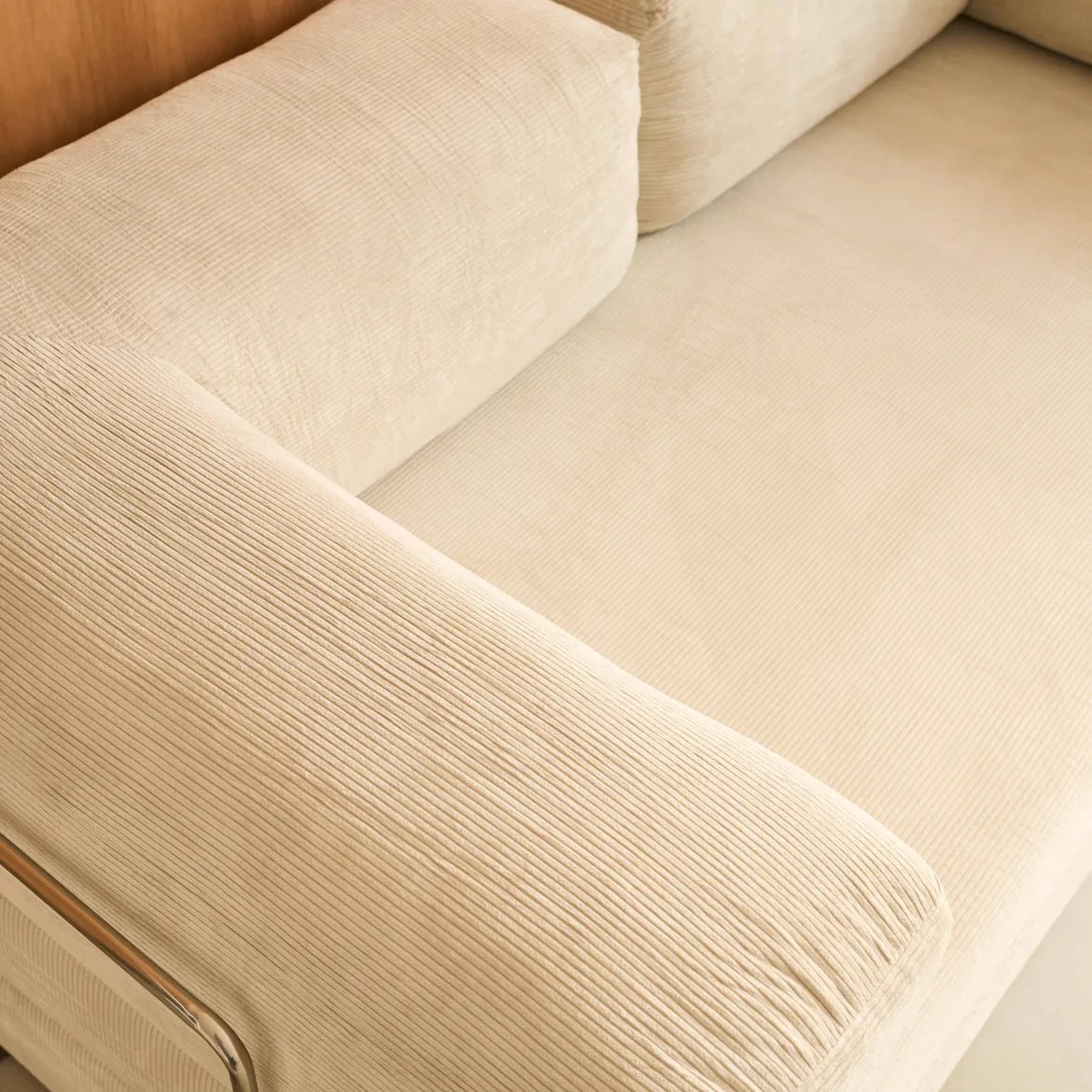 Divano letto futon in velluto a coste e struttura cromata
