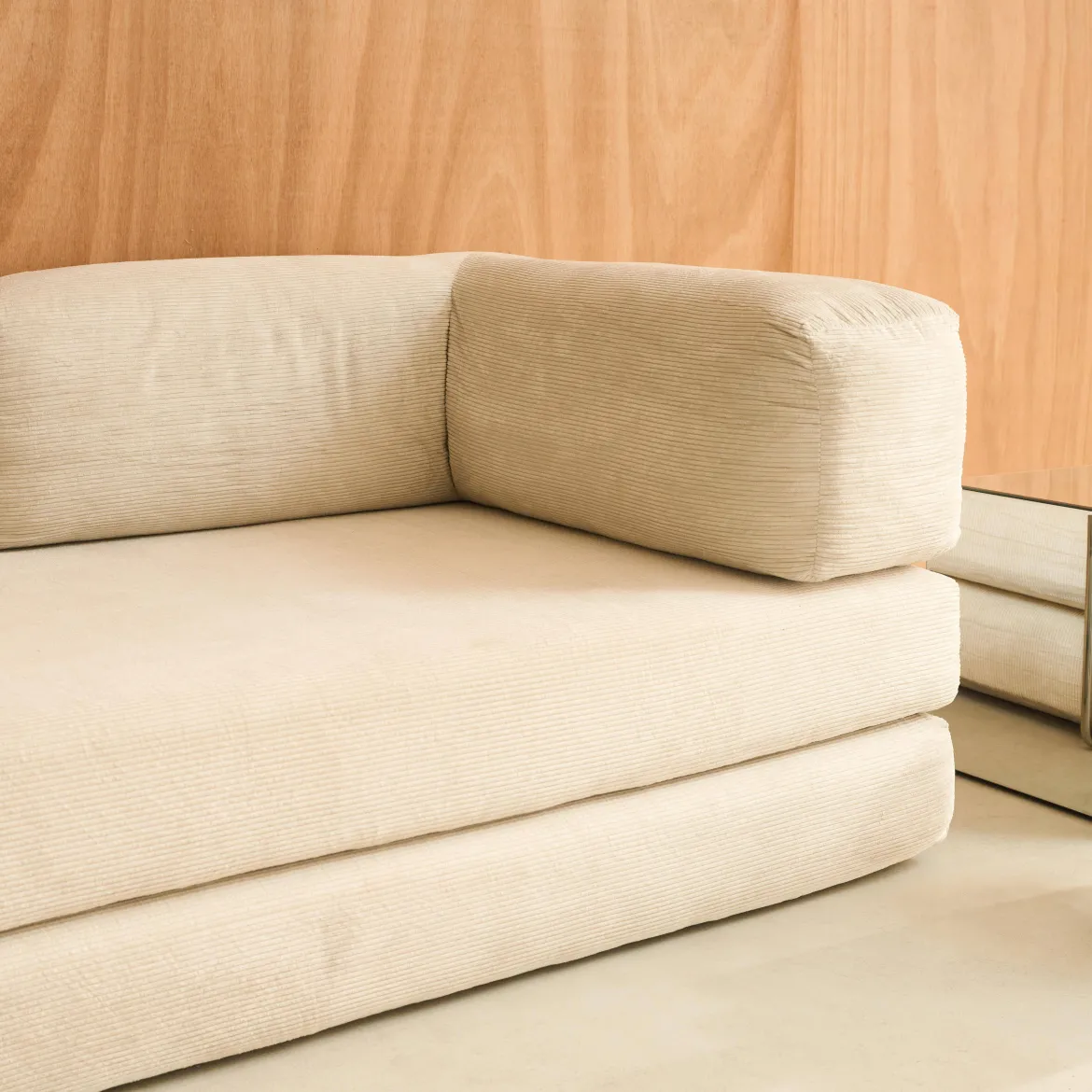 Divano letto futon in velluto a coste e struttura cromata