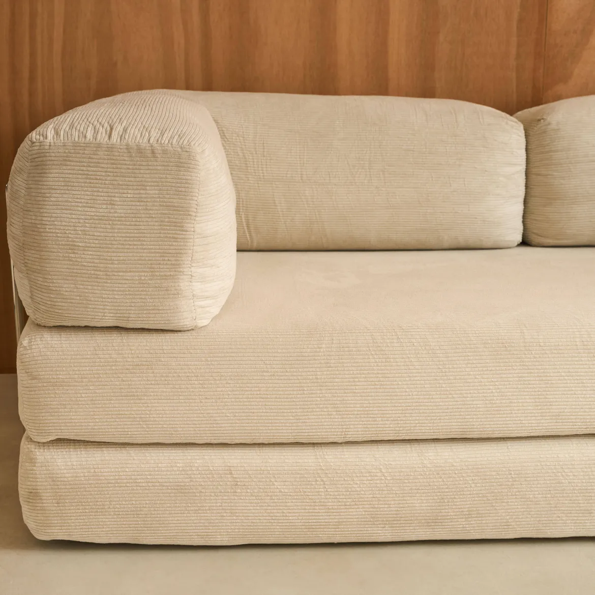 Divano letto futon in velluto a coste e struttura cromata