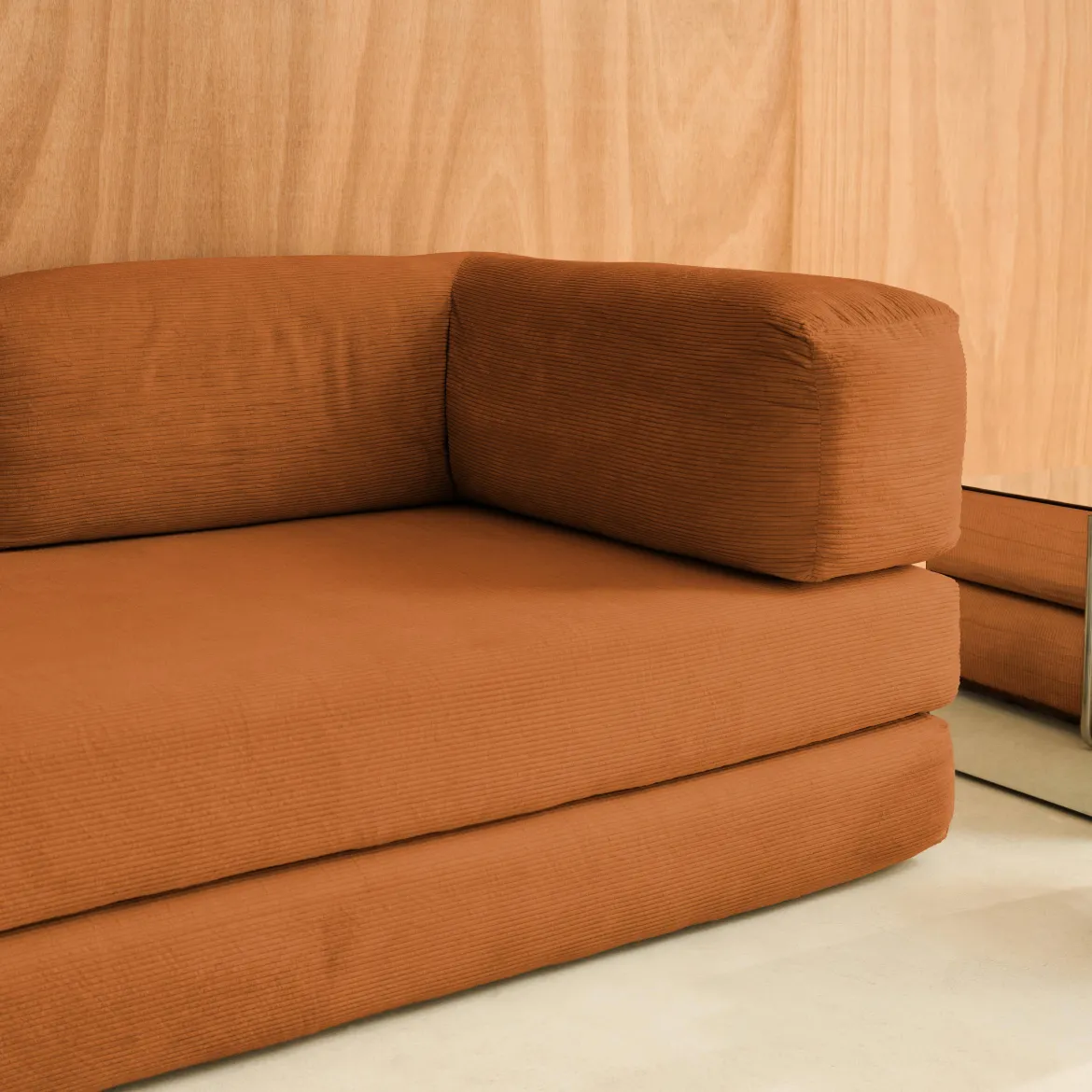 Divano letto futon in velluto a coste e struttura cromata