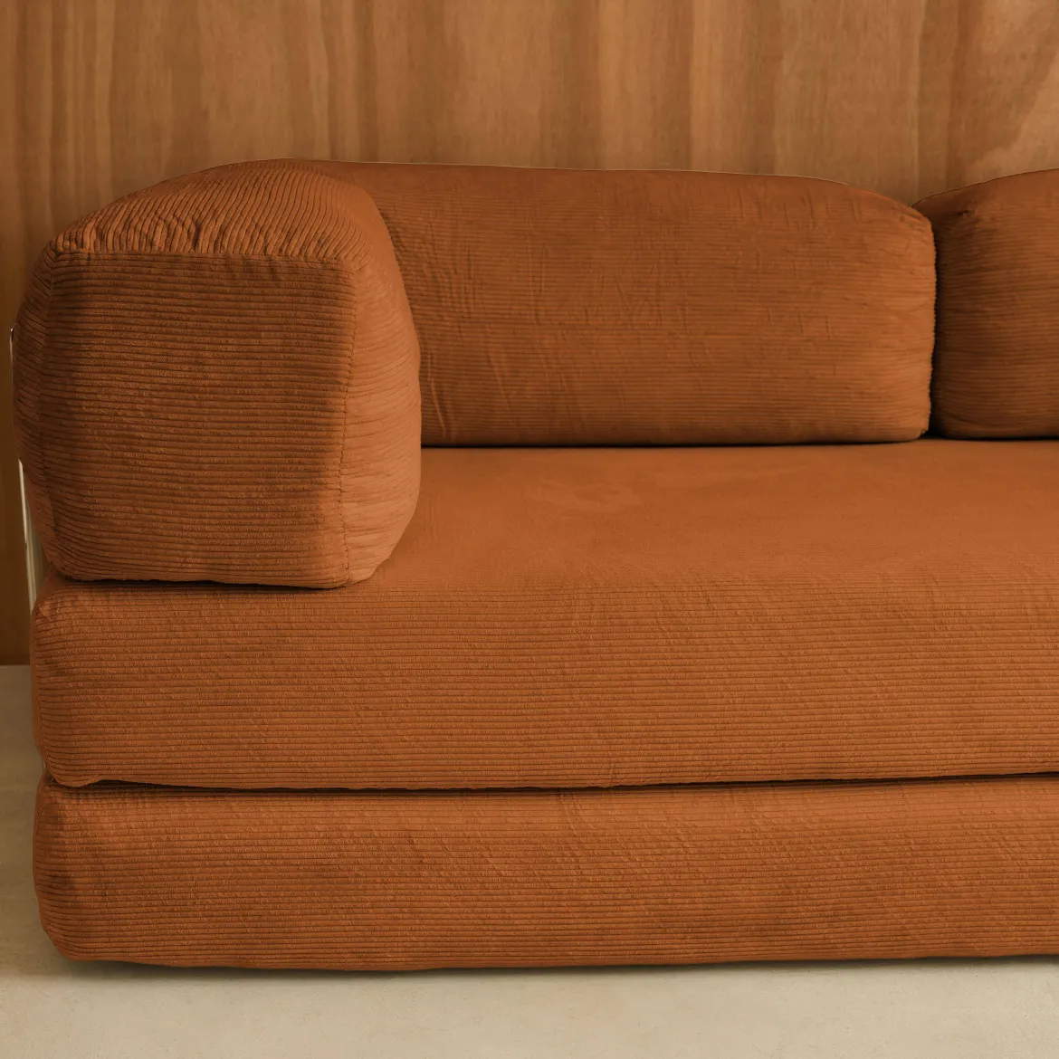 Divano letto futon in velluto a coste e struttura cromata