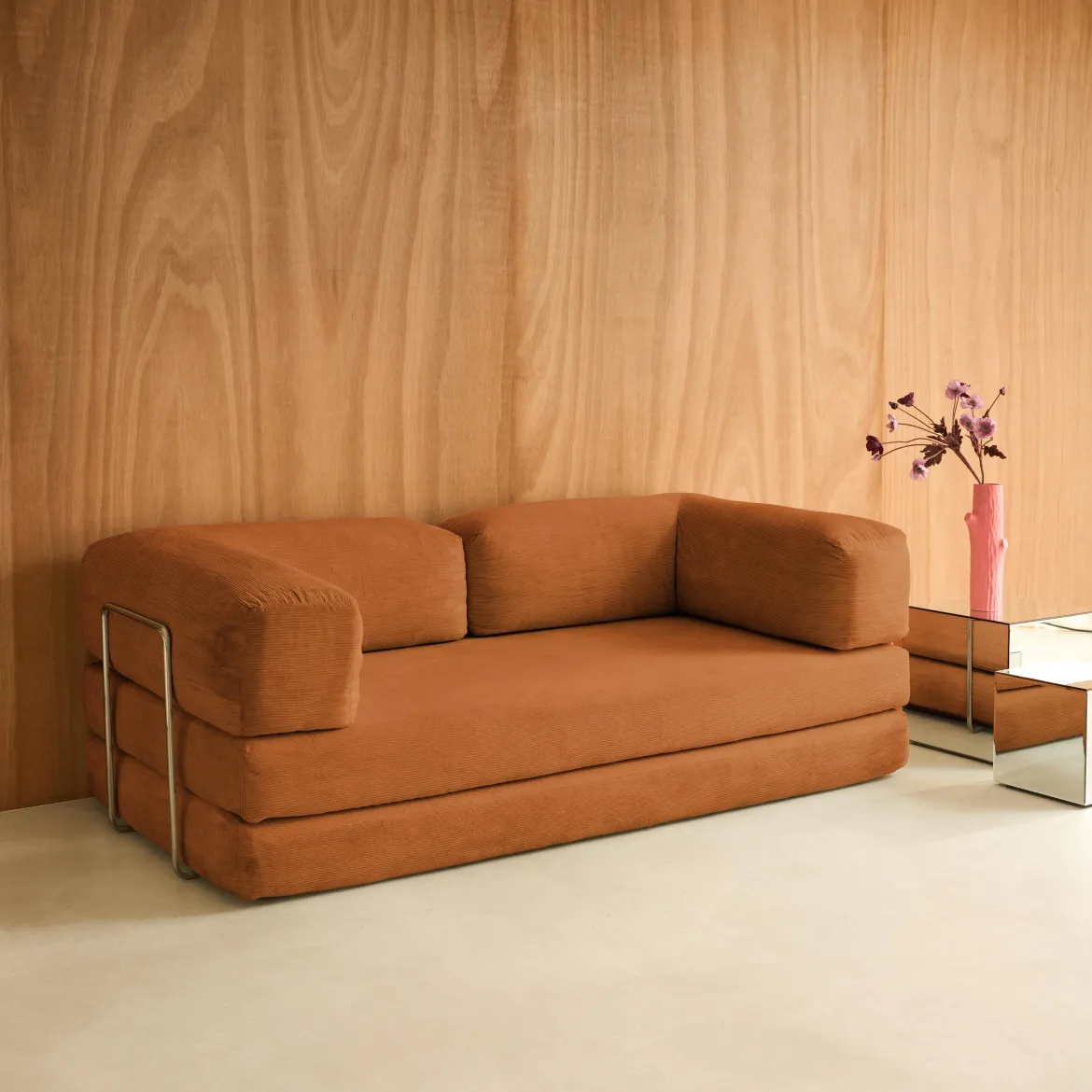 Divano letto futon in velluto a coste e struttura cromata
