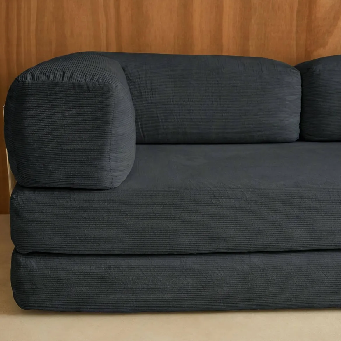 Divano letto futon in velluto a coste e struttura cromata