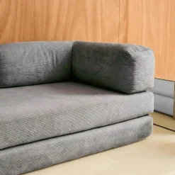Divano letto futon in velluto a coste e struttura cromata